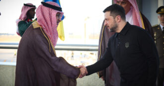 Copertina di Ucraina, colloqui a Riad: Kiev pronta a tregua parziale e firma sulle terre rare. Rubio: “Zelensky dovrà cedere territori per la pace”