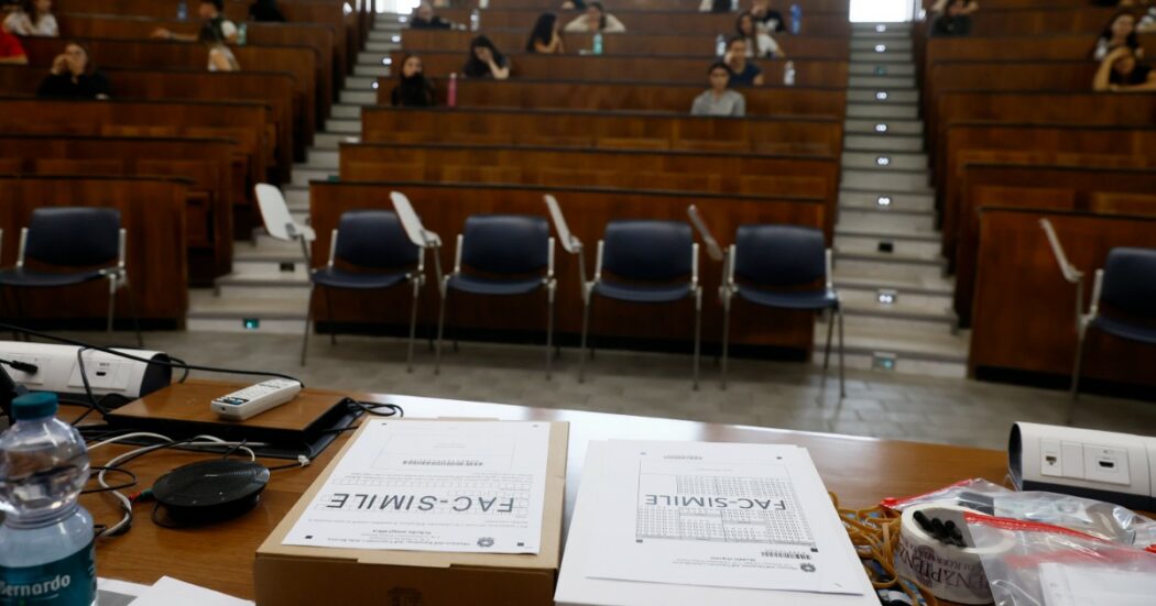 Lo stop ai test di ingresso ai corsi di laurea in Medicina è legge, la Camera approva la riforma. Le opposizioni: “Un bluff”