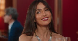 Copertina di Ambra Angiolini: “Da piccola battezzavo materassi, avevo il terrore di fare la pipì a letto. Oggi ho ancora paura del buio. Mio figlio coi social è il Conte Dracula”