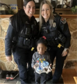 Copertina di “Mamma cattiva, ha mangiato il mio gelato. Venite a prenderla”: bimbo di 4 anni chiama la polizia, gli agenti arrivano con una sorpresa