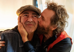 Copertina di Jovanotti e Luca Carboni si baciano e abbracciano: “Conosco quello sguardo, è di chi gli sta salendo la voglia feroce e irresistibile di tornare in scena”