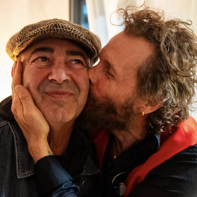 Jovanotti e Luca Carboni si baciano e abbracciano: “Conosco quello sguardo, è di chi gli sta salendo la voglia feroce e irresistibile di tornare in scena”