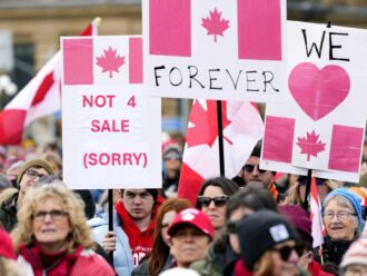 Trump raddoppia al 50% i dazi su acciaio e alluminio dal Canada: “E farò chiudere il loro settore automotive”. I mercati temono la recessione
