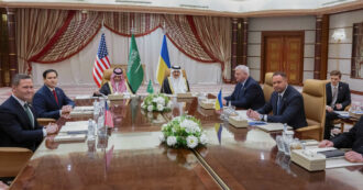 Copertina di Ucraina, Kiev nei colloqui a Gedda accetta un cessate il fuoco di 30 giorni e negoziati con Mosca. Gli Usa revocano la sospensione degli aiuti