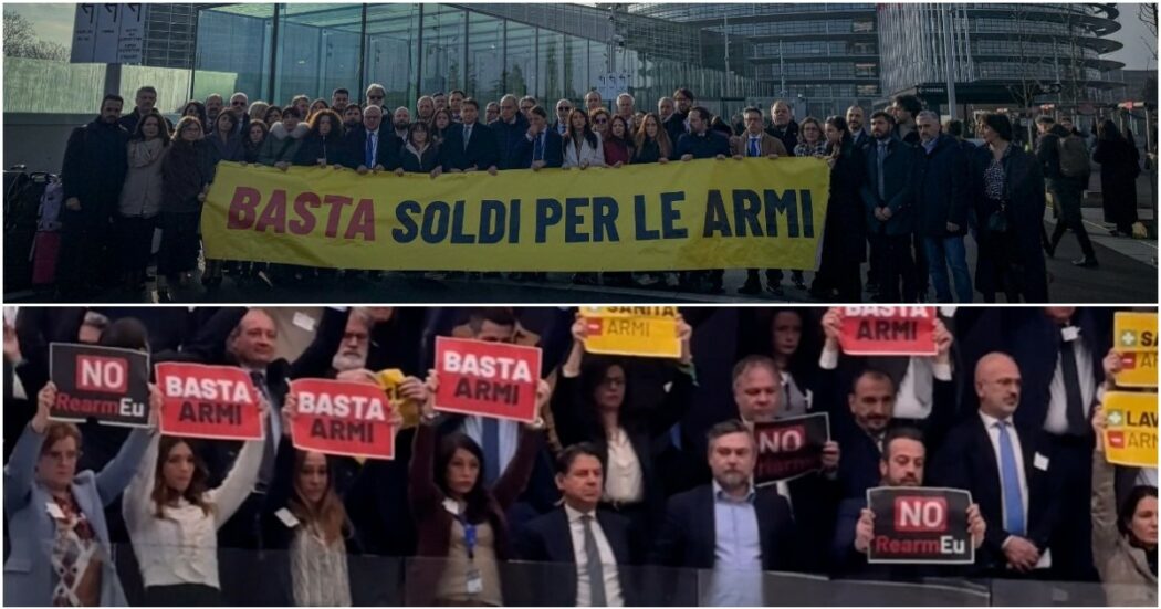 Il M5s al Parlamento Ue con cartelli contro il piano di riarmo. Conte: “Ursula von der Leyen ci sta portando verso un’escalation militare”