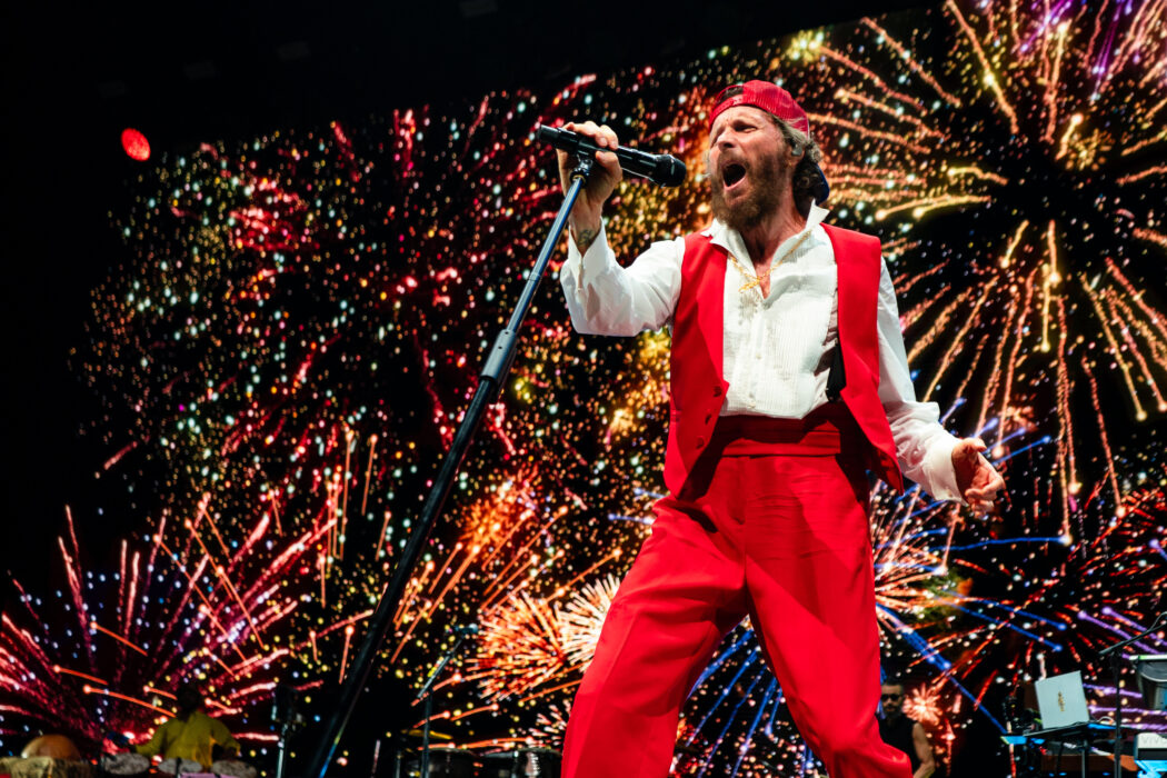 Jovanotti in concerto è un miracolo vivente e ci insegna una cosa: se la vita vuole fregarti, insegui il bello. Applausi da Ferragni, Amadeus e Cattelan