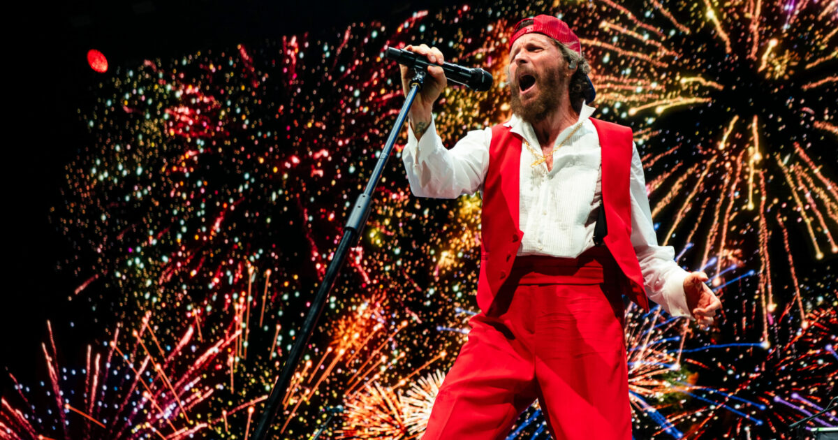 Jovanotti in concerto è un miracolo vivente e ci insegna una cosa: se la vita vuole fregarti, insegui il bello. Applausi da Ferragni, Amadeus e Cattelan