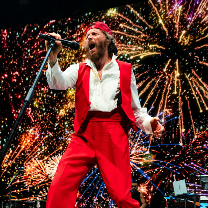 Jovanotti in concerto è un miracolo vivente e ci insegna una cosa: se la vita vuole fregarti, insegui il bello. Applausi da Ferragni, Amadeus e Cattelan