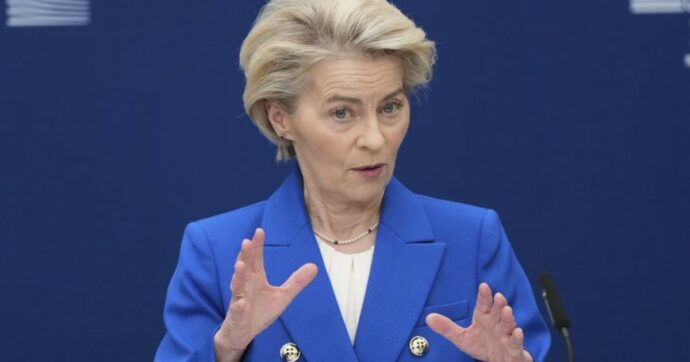 Von der Leyen in pressing sul Parlamento Ue per far approvare il suo piano di riarmo: “Ci siamo illusi, serve spendere per difenderci”
