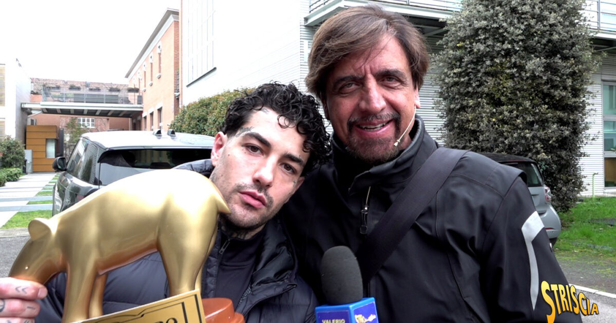 “Lavoro tutti i giorni, a differenza di Valerio Scanu. Sono passati 15 anni da quando ha vinto Sanremo, cerchiamo di evolverci”: Tapiro d’oro a Tony Effe