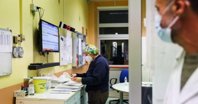 Abuso di medici gettonisti, così la sanità è ancora tenuta in piedi da professionisti privati: dal 2019 spesi oltre 2 miliardi