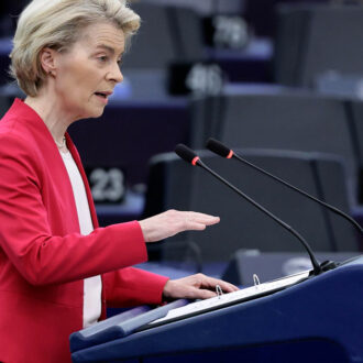 Copertina di Difesa Ue e riarmo: l’Eurocamera dice sì al piano Ursula. Convergenze FdI-Pd