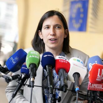 Copertina di Riarmo europeo, nessuno del Pd vota no al piano Ursula. Atlantisti spaccati