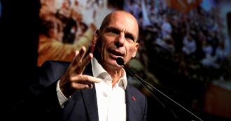 Copertina di Corsa al riarmo, Yanis Varoufaki: “Un esercito dell’Europa non farebbe deterrenza. Errore sottovalutare Trump”