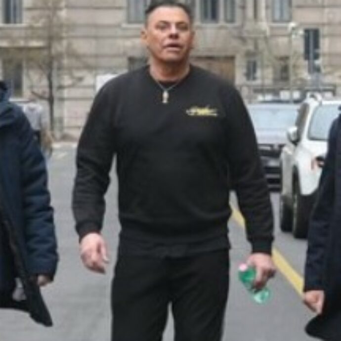 Il look ‘sfacciato’ di Davide Lacerenza in tribunale: davanti al gip con la felpa ‘logata’ con la propria firma