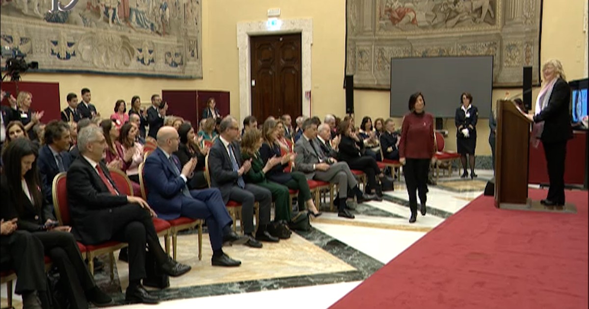 Ambasciatori della prevenzione di Komen Italia, premiata anche la vicedirettrice del Fatto Quotidiano Maddalena Oliva – Video