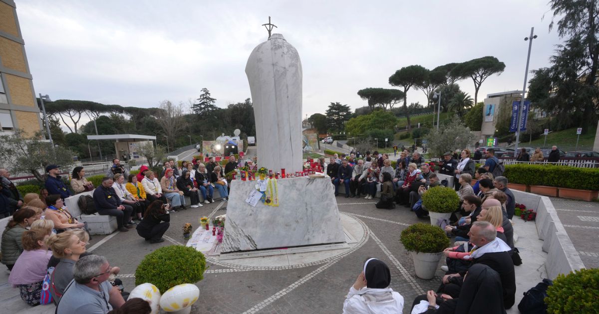 “Papa Francesco ha trascorso una notte tranquilla”. In serata un nuovo bollettino