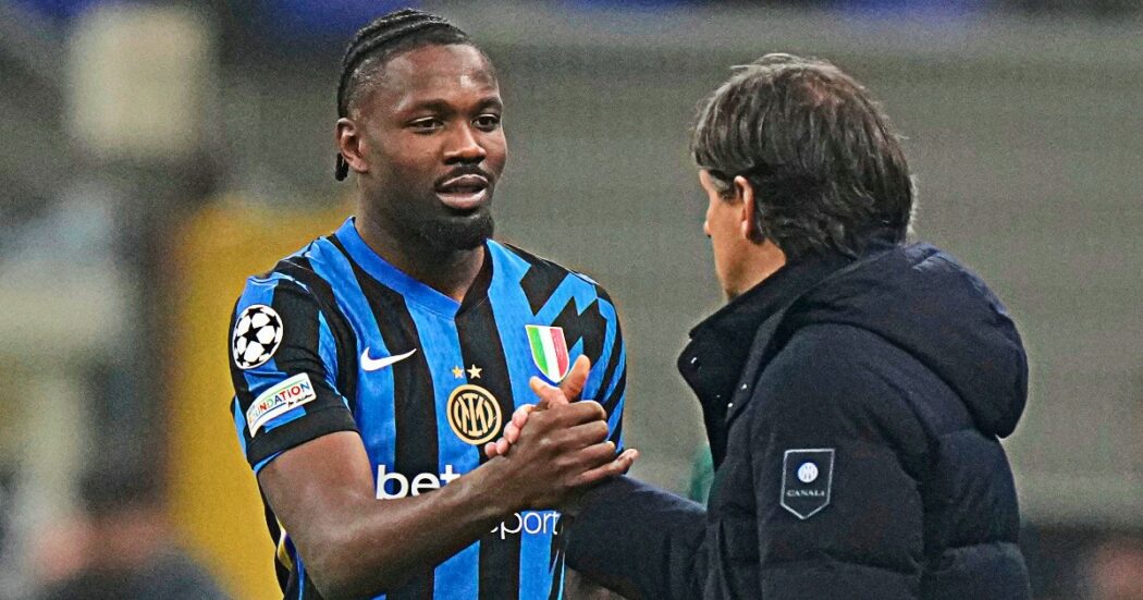 https://st.ilfattoquotidiano.it/wp-content/uploads/2025/03/12/thuram-inzaghi-inter-1050x551.jpg