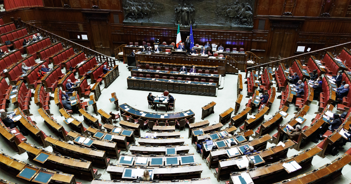 Limite di 45 giorni alle intercettazioni, no agli emendamenti per “salvare” i reati del codice rosso. Opposizioni all’attacco: “Uno scempio”