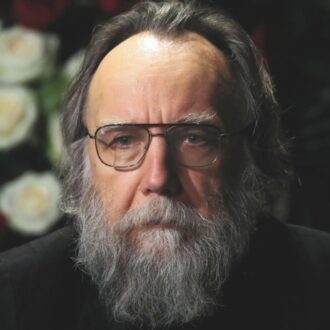 Copertina di Aleksandr Dugin: “Se Meloni ci ha traditi lo direte voi. Ora torna con Putin e con Trump”. In edicola