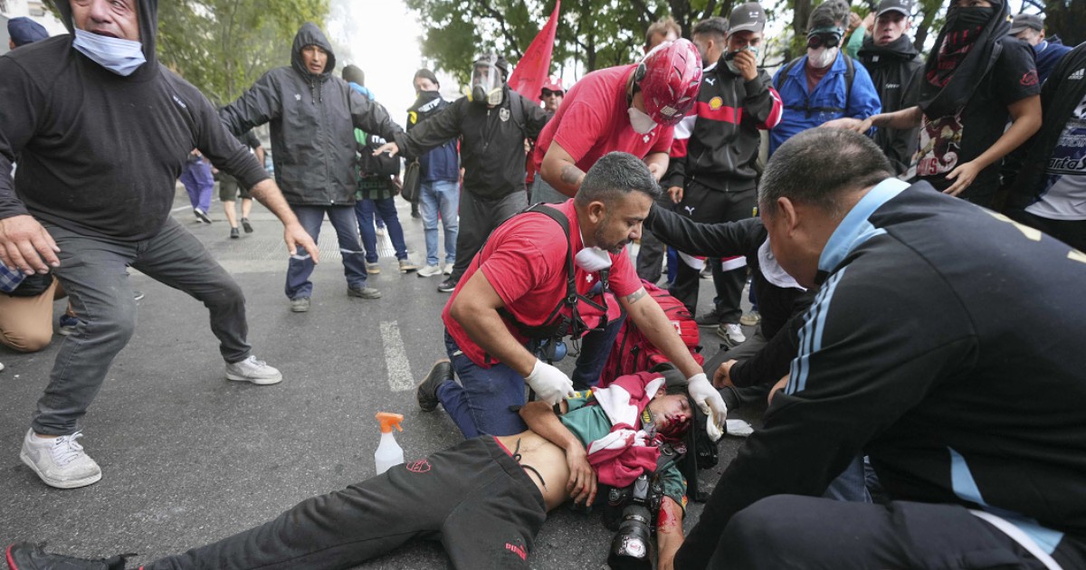 Buenos Aires, pesanti scontri durante la manifestazione contro i tagli alle pensioni. La polizia carica e lancia lacrimogeni, gravissimo un fotografo