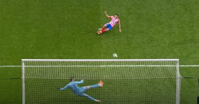 Maledizione Atletico, il Var annulla il rigore di Alvarez per doppio tocco: non era mai successo. Furia Simeone: “Chi l’ha visto?”