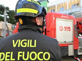L’ombra dei Pfas dietro la morte di 4 vigili del fuoco ad Arezzo: indagine su tute e schiume antincendio. E parte lo screening di massa