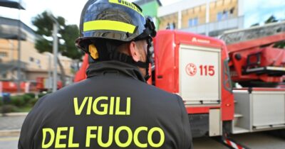Copertina di L’ombra dei Pfas dietro la morte di 4 vigili del fuoco ad Arezzo: indagine su tute e schiume antincendio. E parte lo screening di massa