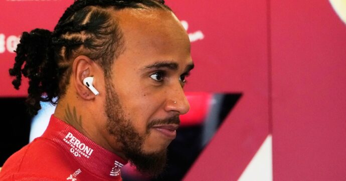 F1, Hamilton parla dopo il debutto ufficiale in Ferrari: “La macchina è diversa, ma mi piace molto guidarla. Ho già imparato una cosa”