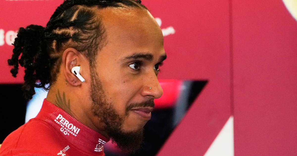 F1, Hamilton parla dopo il debutto ufficiale in Ferrari: “La macchina è diversa, ma mi piace molto guidarla. Ho già imparato una cosa”