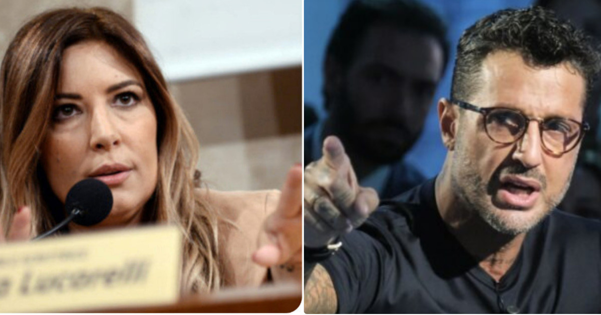 Fabrizio Corona sul palco insulta Selvaggia Lucarelli e mima un atto sessuale con la sua sagoma. La giornalista: “Aria tossica e pericolosa”