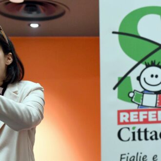 Copertina di Schlein: vertice segreto per il congresso subito