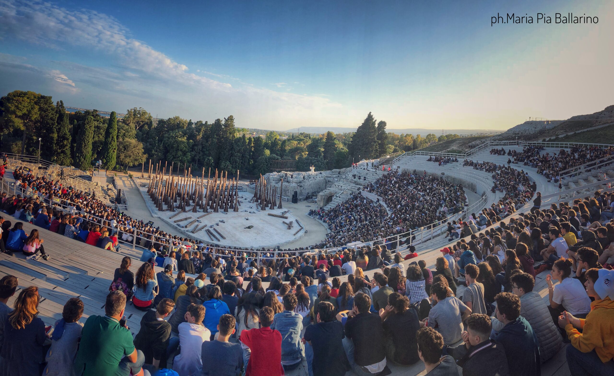 https://st.ilfattoquotidiano.it/wp-content/uploads/2025/03/14/teatro-greco-2019_foto-ballarino-2-scaled.jpg