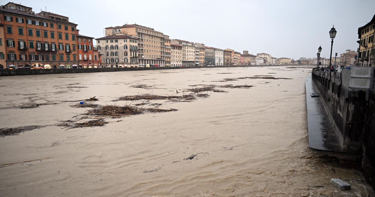 Arno, la piena passa senza danni a Pisa: livello dell’acqua stabile a 4,8 metri. Giani: “Merito di scolmatore e casse di espansione”