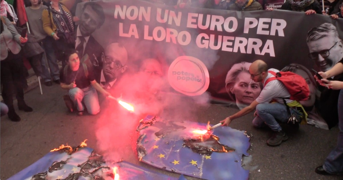 Bruciate bandiere europee alla contro manifestazione di Potere al popolo in piazza Barberini