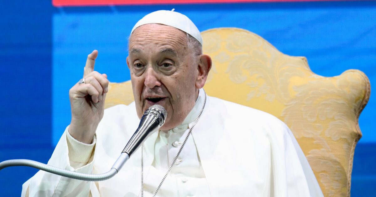Papa Francesco star dei social: dai 40 milioni di follower al debutto su TikTok. Ma diceva: “Provocano putrefazione cerebrale”