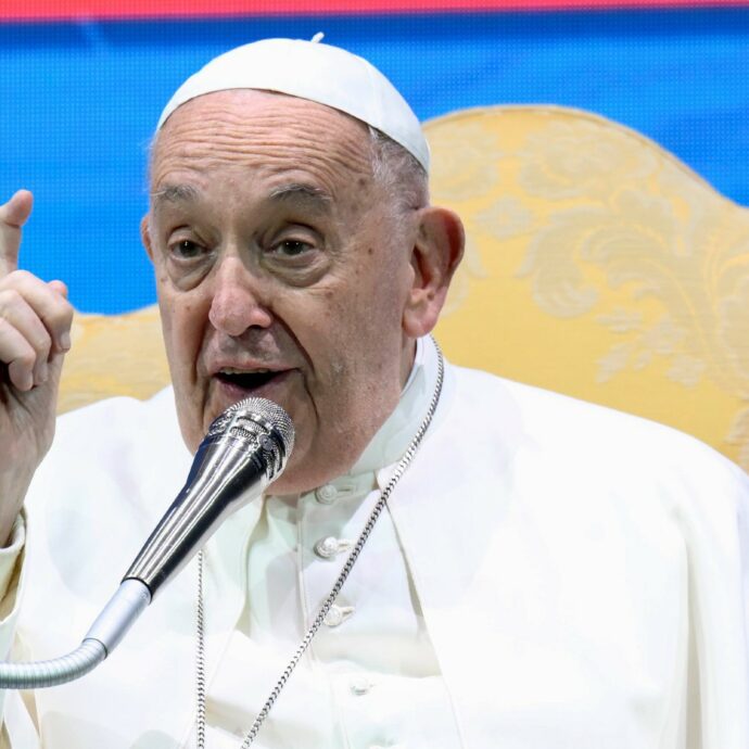 Papa Francesco star dei social: dai 40 milioni di follower al debutto su TikTok. Ma diceva: “Provocano putrefazione cerebrale”