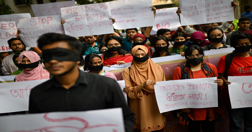 “Basta stupri su donne e bambini, vogliamo tutela e giustizia”, la rabbia di chi manifesta in Bangladesh