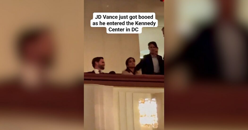 Usa, fischi per il vicepresidente JD Vance e sua moglie al primo concerto al Kennedy Center