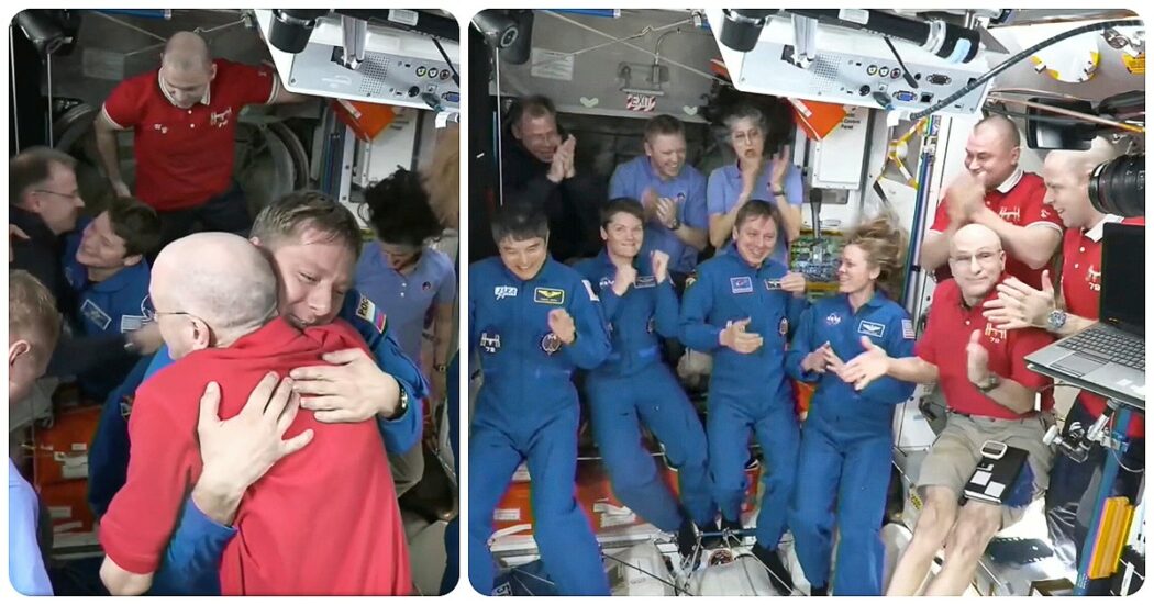 L’abbraccio degli astronauti della Nasa dopo l’aggancio della Crew Dragon alla Iss, finisce la prigionia di Wilmore e Williams