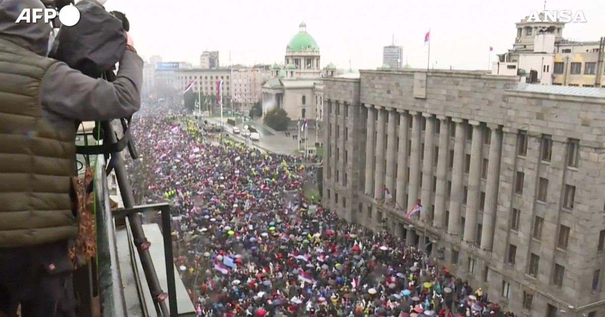 Serbia, una marea umana a Belgrado alla manifestazione contro la corruzione: 300mila davanti al Parlamento. Le immagini