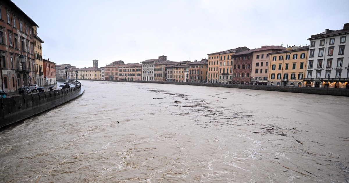 Il maltempo si attenua ma è allerta arancione in Emilia Romagna e Toscana (dove è in corso la conta dei danni)