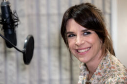 Copertina di “Il mio fidanzato mi diede una testata con il casco. Con Alessandro Cattelan non parlavamo: lui al telefono, io guardavo le mie scarpe”: lo rivela Stefania Andreoli