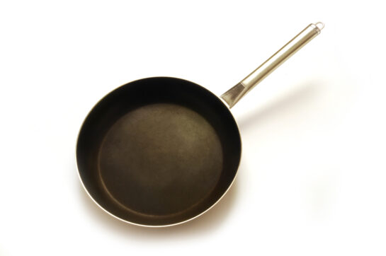 “Attenzione alle padelle antiaderenti, basta un piccolo graffio per rilasciare sostanze tossiche: si rischiano disturbi ormonali, danni al fegato e tumori”. L’allarme dei medici