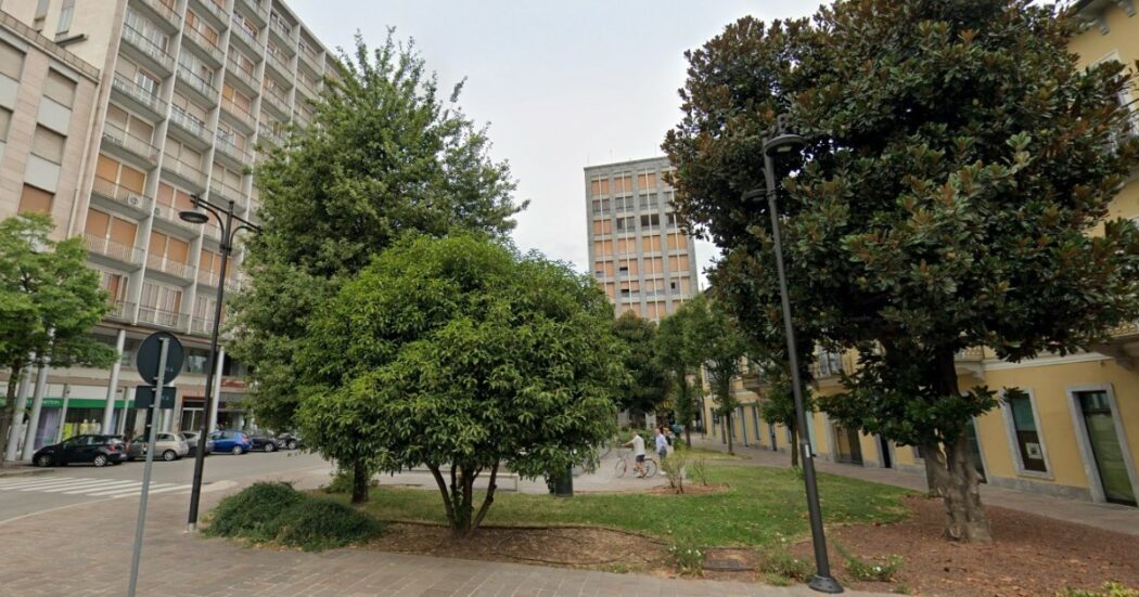 Calci, pugni e capelli strappati: una ragazzina di 13 anni aggredita da una di 11 in piazza a Busto Arsizio. “Riceveva minacce da mesi”