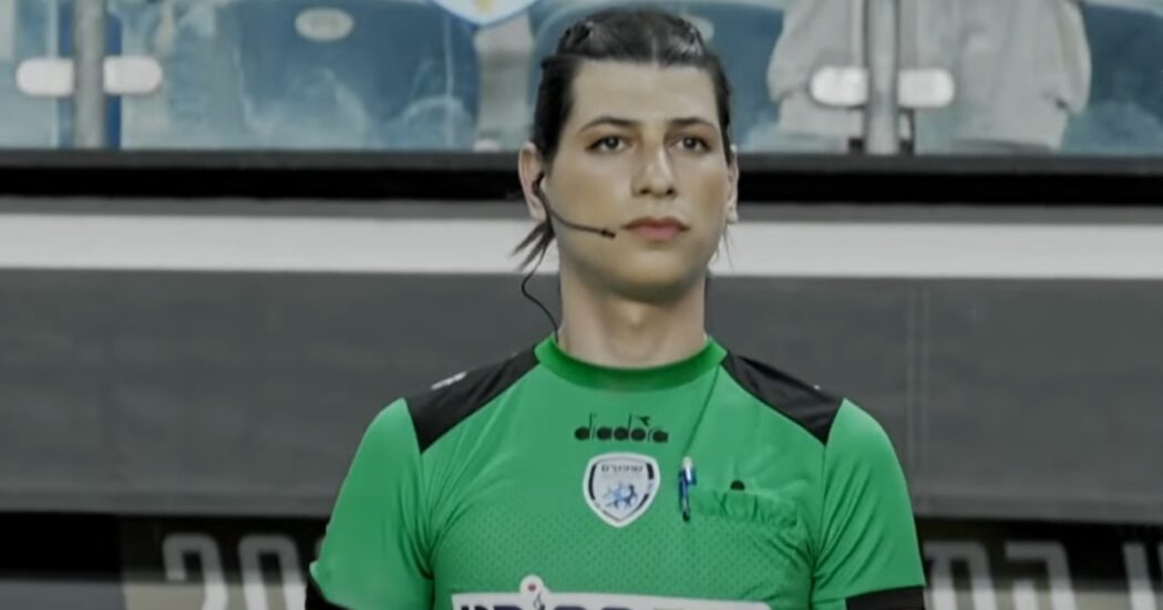 Un arbitro transgender dirigerà una gara Uefa per la prima volta nella storia: “Ciò che conta davvero è il talento e l’impegno”