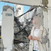 Copertina di Gaza, ritorno a casa: vestiti, libri, fiori tra le macerie