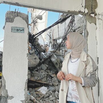 Gaza, ritorno a casa: vestiti, libri, fiori tra le macerie