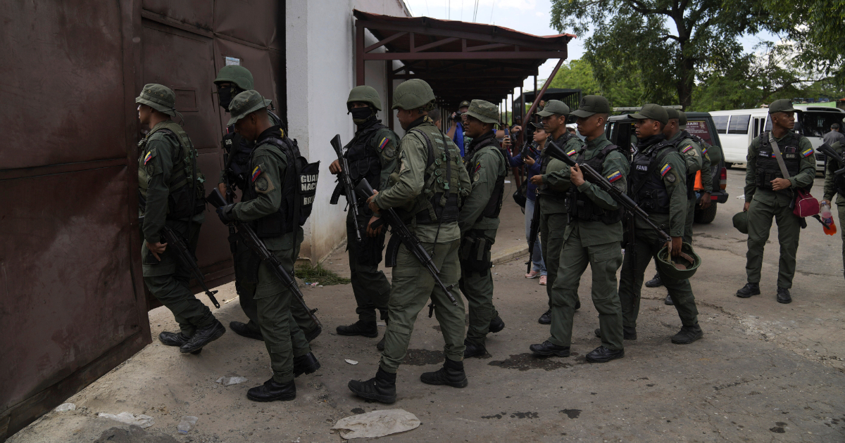 Usa deportano a El Salvador membri della gang Tren de Aragua: così la repressione diventa spettacolo