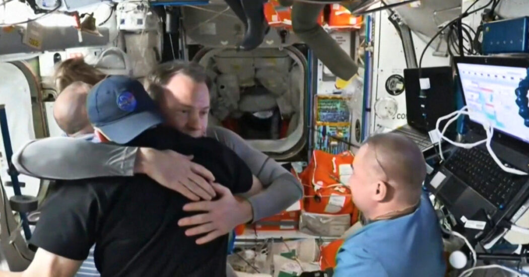 Di ritorno sulla Terra i due astronauti rimasti bloccati per nove mesi: la Crew Dragon si sgancia dalla Stazione spaziale internazionale